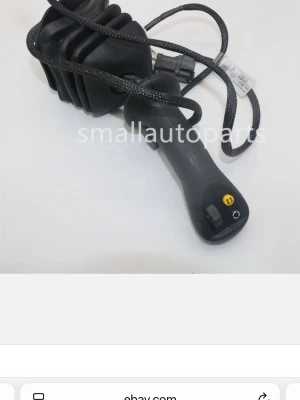 Joystick till Caterpillar maskin - Joystick till Caterpillar maskin, svart med ergonomiskt handtag och flera knappar. Utrustad med kabel och kontakt för enkel installation. Tillverkad i slitstark plast och gummi, perfekt för styrning av entreprenadmaskiner.