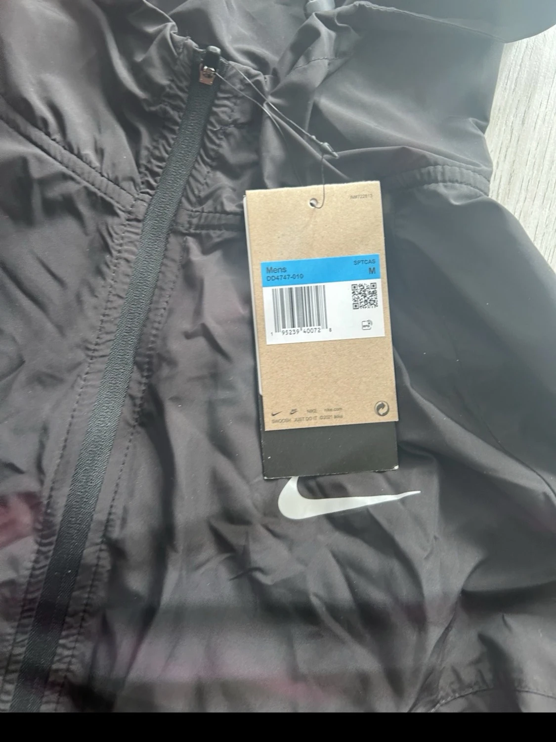 Svart vindjacka med huva från Nike - 2