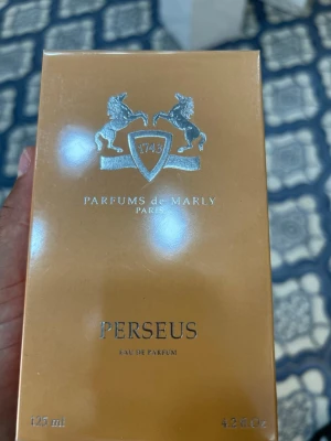 Parfums de Marly Perseus EdP 125ml - Lyxig parfym från Parfums de Marly i doften Perseus. Flaskan rymmer 125 ml och är väldigt elegant