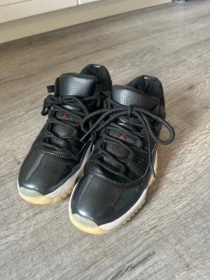Air Jordan 11 Retro Low 72-10 stl 41. - Air Jordan 11 Retro Low 72-10 stl 41 Fint skick.