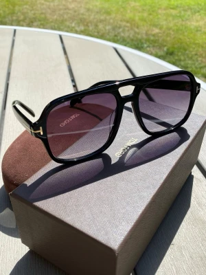 Tom Ford solglasögon - Säljer dessa riktigt snygga tom Ford solglasögon | 10/10 skick, helt sprillans nya | helt perfekta till soliga sommardagar | storlek 60 | nypris ligger på omkring 2300kr | skriv vid frågor eller intesse 