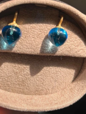 Ole Lynggaard dew drop london blue topas örhängen 18k guld  - Säljs inte mer i butik. 2 cm 18k guld med london blue topas kommer med box. 