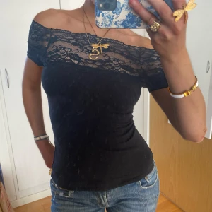 Svart off shoulder spetstopp  - Såå snygg off shoulder spetstopp i svart. Jag är 168, kvar tills markerad som såld ❤️