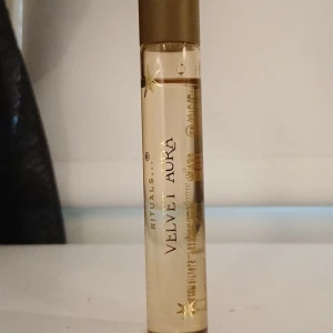 Rituals Velvet Aura Roll on Parfym Parfymolja - Säljer en roll on parfymolja från Rituals i doften Velvet Aura. Limited edition. Se kvarvarande mängd i bilden. Kartong medföljer, dock öppnad. 15ml.