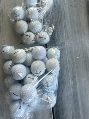 Påsar med vita golfbollar - Säljer 26 stycken sprixon golfbollar och 7 stycken Taylormade. 