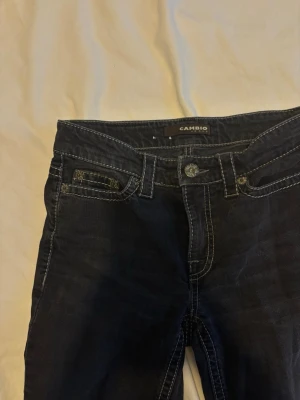  Svarta jeans från Cambio - Tyvärr kan jag inte visa någon bild på för dom är förstora för mig.. men dom är raka i passformen och mid waist. Ingen storlek i dom men skulle chansa S-M
