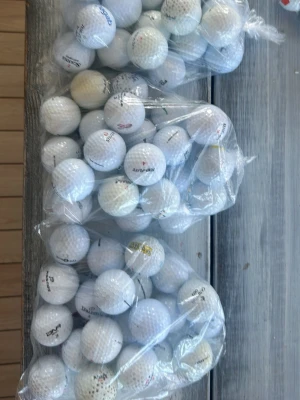 Stora påsar med vita golfbollar - Säljer 66 golfbollar av olika märken. Perfekt för dig som vill fylla på golfbagen med många bollar till träning eller spela. 