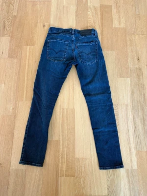 Levis jeans - Ett par Levis jeans med sjukt fin tvätt och till ett riktigt fyndpris! Byxorna är i storlek 30/30 och har innebens längd på 69cm och midja sida till sida på 36cm. Byxorna är i fint skick utan några konstigheter. Skulle det vara några frågor så skriv annars fritt fram att köpa! (Postar inom 24h)