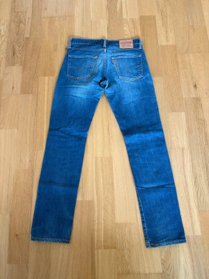 Levis jeans - Ett par Levis jeans med sjukt fin tvätt och till ett riktigt fyndpris! Byxorna är i storlek 31/34 Och har innebens längd på 77cm och midja sida till sida på 40cm. Byxorna är i fint skick utan några konstigheter utöver en små slitning på knäet i yttre tyget . Skulle det vara några frågor så skriv annars fritt fram att köpa! (Postar inom 24h)