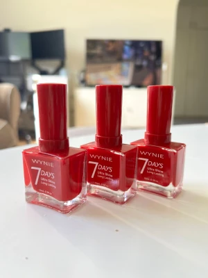 Röda nagellack från märket Wynie - 3st flaskor Wynie 7 Days nagellack i en intensiv röd färg. Innehåller 15 ml vardera.  Alla tre säljs tillsammans. Aldrig använda.