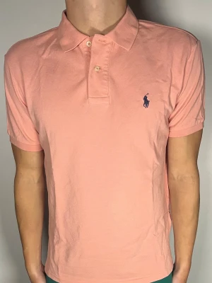 Ralph Lauren pike  - 👕 Plagg: Piké                                                           📏 Storlek: M                                                            🏷️ Märke/Modell: Ralph Lauren slim Fit                                   ✨ Skick: Fint skick                                                        💬 Vid frågor är det bara att skriva!                                                                                          🛍️ Gramenti