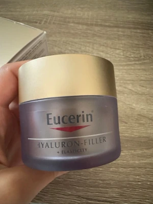 Eucerin Hyaluron-Filler Night Cream - Eucerin Hyaluron-Filler + Elasticity nattkräm. Krämen är framtagen för att fylla ut djupa rynkor och förbättra hudens elasticitet. Passar dig som vill boosta huden med hyaluronsyra och anti-age egenskaper. 