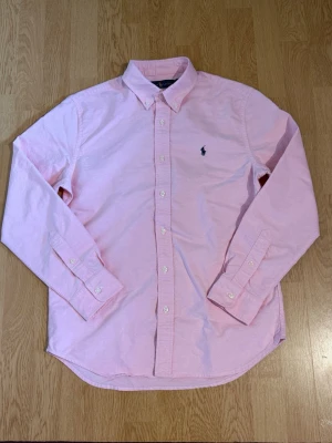 Polo skjorta  -  Säljer denna skjorta från polo Ralph Lauren, den är använd fåtal gånger och är i storlek S. Hör gärna av er vid prisförslag