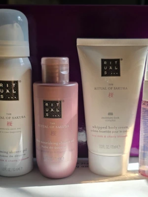 Rituals The Ritual of Sakura set - Lyxigt kit från Rituals The Ritual of Sakura  Foaming shower gel,50 ml, Nourishing shower oil, 70 ml, whipped body cream, 70 ml, hair & body mist, 20 ml