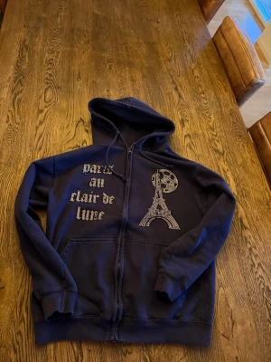 Mörkblå bling Clucid Zip hoodie - En mörkblå zip Hoodie från Blingclucid tröjan är limited edition och säljs inte längre. Den saknar några stenar men enligt mig ser den snyggare ut så, men det kommer då sänka priset såklart. Ny pris 1600kr 