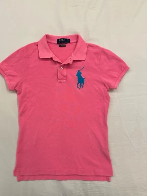 Ralph Lauren rosa pikétröja 💗 Big Pony | S - Ralph Lauren Skinny Polo i rosa med stor blå Big Pony-logga. 💗  Storlek S.  Fint skick.  Perfekt om du gillar preppy, old money eller Y2K-stilen.  Skickas snabbt! ✨