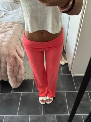 Korall yogapants byxor Gina Tricot - Använda en gång, jättefint skick, storlek 170