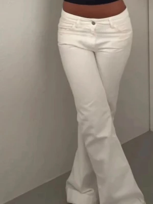 Vita jeans zara - Vita jeans från zara i en slutsåld modell, köpte på vinted innan och är därför inte mina bilder, annars jättefint skick❣️