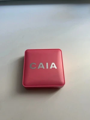CAIA Matte Blush Troublegum - Säljer ett CAIA Matte Blush i färgen Troublegum. Rouget kommer i en snygg, fyrkantig rosa dosa med silvrig logga. Perfekt för dig som vill ha ett matt rouge med fräsch finish. Smidig att ta med i väskan och enkel att applicera.