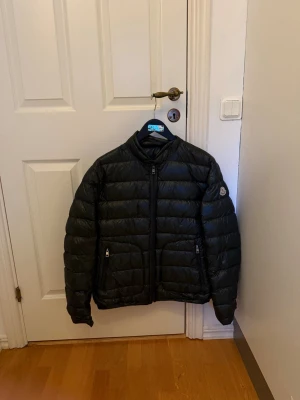 Mörkgrön dunjacka från Moncler - Köpt på kicksnstuff i Göteborg för 3 999 kr. Jackan är använd ett fåtal gånger och jackan har en något ömtålig dragkedja (den köptes så). Kvitto finns!