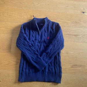 Marinblå halvzip från Ralph Lauren - Skick 10/10 nästan helt oanvänd . Perfekt för dig som gillar klassisk och stilren look.