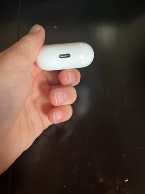 Vita trådlösa hörlurar med laddetui - Säljer ett par vita trådlösa hörlurar med tillhörande laddetui. Hörlurarna har en stilren och kompakt design och laddas via USB-C-port. Perfekta för musik, poddar och samtal på språng. Smidig förvaring i det lilla etuiet.