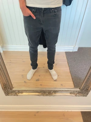 Mörkgråa Levis 520 jeans - Riktigt snygga Levis 520 jeans i en washed mörkgrå färg med riktigt snygga fades. Modellen på bilden är 183. Storlek 29/32. Hör av er vid funderingar!