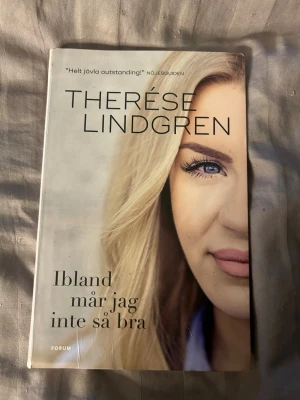 Ibland mår jag inte så bra - Boken 'Ibland mår jag inte så bra' av Therése Lindgren är en personlig och öppen skildring om psykisk ohälsa, panikattacker och vägen till att må bättre. Omslaget är ljust med ett porträtt av författaren och text i svart. Inbunden bok från Forum bokförlag. Omslaget ör lite skadat men innehåller är som nytt