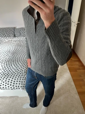 Grå kabelstickad tröja med halvzip - Säljer en sjukt fet cardigan från Massimo Dutti tillverkad i kashmir och ull. Tröjan är väldigt tjock om man känner att det är en premium vara!  Bland de snyggaste plagg någonsin jag sålt!——————————————————————————————                                           📐| Storlek: L                                                           👖| Märke: Massimo Dutti                                      🔎| Skick: Som ny!