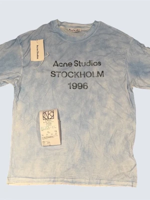 Acne studios t-shirt - Mycket fint skick och unik färg på denna tröjan. Tillkommer med kvitto köpt på NK