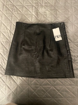 Kjol från Zara - Svart kjol från Zara, i storlek M