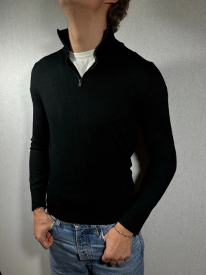 Riley half zip XS - Hej och välkommen till byTorén. Detta är en half zip från Riley i storlek S men sitter som XS. Modell på bild är ca 182, 67kg. Plagget är i bra skick utan några defekter. Tveka inte på att höra av dig, även om det skulle vara minsta lilla;)