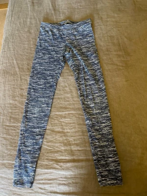 Mörkblå melerade  leggings stl. 152 - Barn leggings för  barn stl. 152, mörk blåa/beigea, Tezenis, bomull, väldigt fin kvalitet ochvi bra skick 