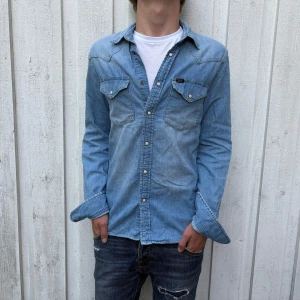 *UNIK* Jeannsskjorta - Säljer nu denna sjukt snygga jeansskjortan som passar perfekt till hösten!! Hör av dig vid minsta fråga eller fundering!