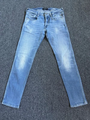 Replay Jeans - Storlek 34. Cond 9/10. Nypris 2399, vårat pris 499. Hör av dig vid minsta lilla fundering.