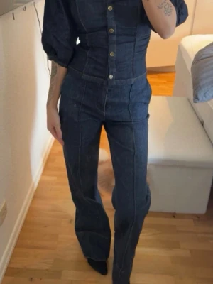 Mörkblå  jeans - Snygg mörkblå jeans med raka ben. Endast använd en ända gång. Storlek S