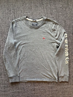 Abercrombie & fitch longsleeve ~ sällsynt  - Säljer nu denna sjukt snygga Abercrombie & Fitch longsleeven | st XS ~ 160–172cm | passar perfekt nu till kyligare dagar! Modellen produceras inte längre och är därav väldigt sällsynt. Kan även gå ner lite i pris vid snabb affär🍁