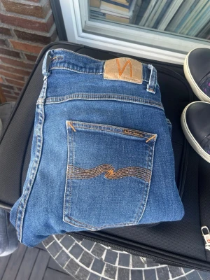 Nudie Jeans - Säljer ett par klassiska blå jeans från Nudie Jeans i modell grim tim. Jeansen är i bra skick, pris kan diskuteras, skriv om ni undrar över något?