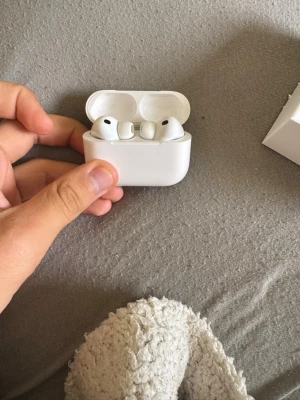 Vita trådlösa in-ear hörlurar - Säljer ett par vita trådlösa in-ear hörlurar med laddningsetui. Hörlurarna har en stilren och kompakt design med silikonproppar för bra passform. Perfekta för musik, poddar och samtal på språng. Kvitto bevis finns och äkta såklart från Elgiganten köpte den 1 vecka sen den är strålas nytt bara användt den 3 gånger 