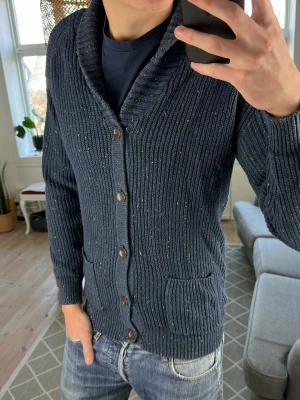 Cardigan Mörkblå - Trendig och skön cardigan/kofta, perfekt till hösten och lite kallare väder. Perfekt kofta för att layera med overshirt eller bara köra vanligt! Den är lite Nopprig men annars i bra skick! Mått: A:47 B:40 C:35 D:65(cm) Skriv vid fundering! 😇