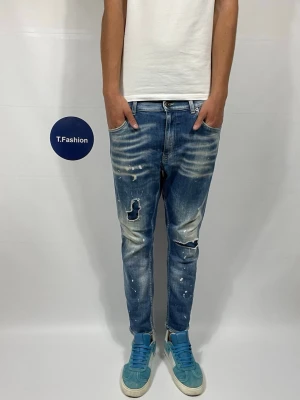 Dondup Jeans - Säljer nu dessa Dondup Jeans, mått ca 42 o 95 cm, Moddelen är 183 o väger 68 kg, skriv för fler bilder/frågor🙌🏼