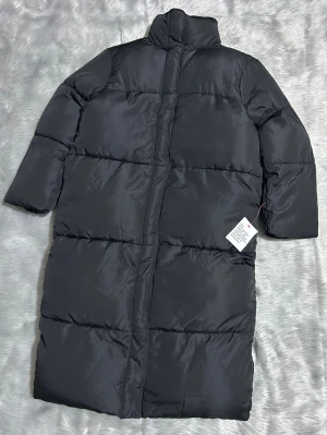 Svart lång pufferjacka från ASOS DESIGN