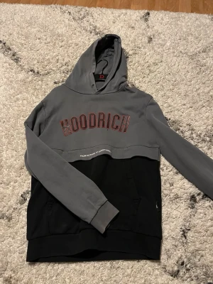 Hoodrich Hoodie - Lite skavanker på den, blivit ”kletig” look nära på bokstäverna, inget man direkt ser, tror det försvinner efter tvätt, och ett litet hål, säljer billigt för en anledning!