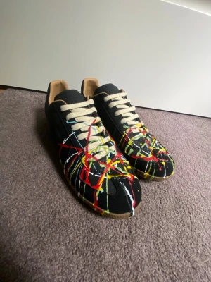 Maison margiela paint splatter - Säljer snygga svarta maison margiela paint splatter. Om du har frågar är det bara att skriva, se profilen för ett vit par