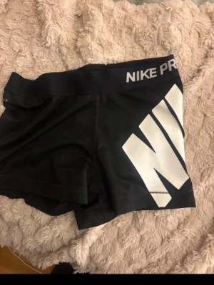 NIKE PRO tränings shorts - Snygga Nike PRO tränings shorts, i super skick, storlek XS