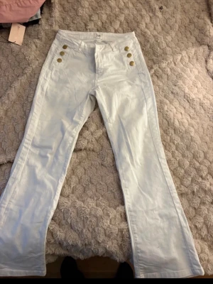 Super snygga vita jeans med guld detaljer  - Snygga jeans med guld detaljer, storlek 38, från isay. Rensar ut kom med bud 🤗