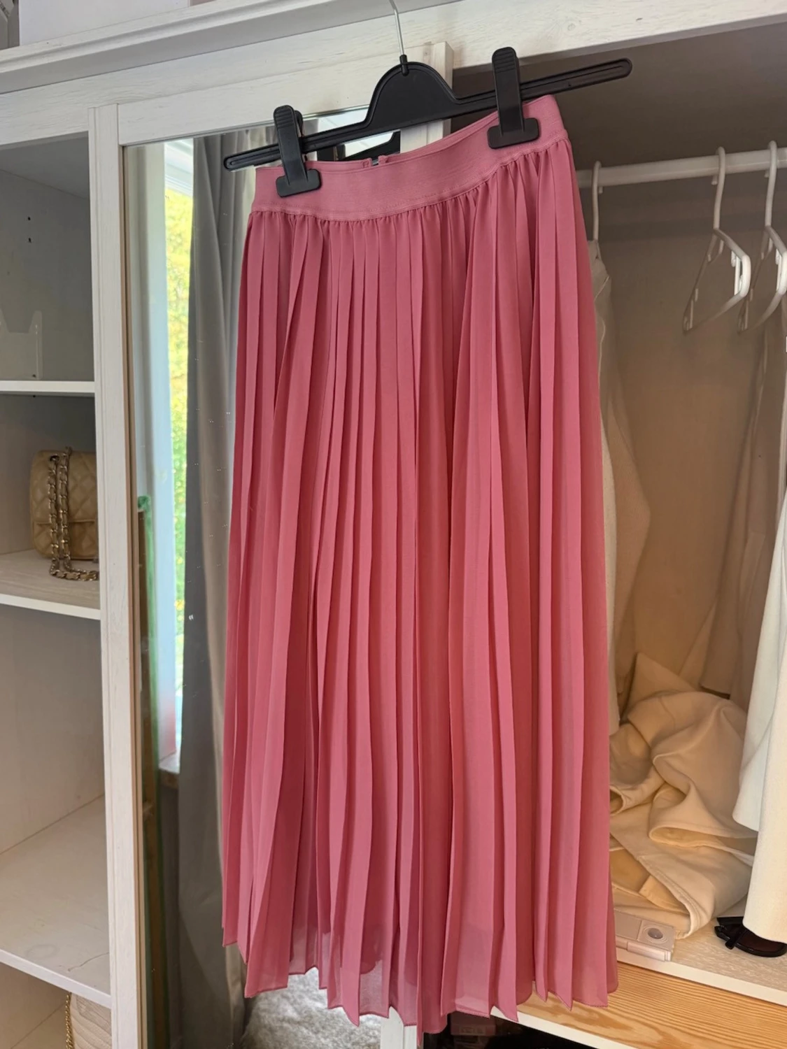Plisserad rosa långkjol