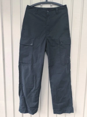 Nigel Cabourn Army Cargo Pants - Feta cargopants i superfint skick! Säljer vidare då de tyvärr är för stora för mig. Priset är inte hugget i sten:)  Nigel Cabourn Army Cargo Pant from SS2020 Lybro range collection. Inspired by the classic US Army M-43 & M-51 cargo pants.  Ripstop cotton material.   https://rebourn.co.uk/products/nigel-cabourn-lybro-army-cargo-pant?variant=57062897615196  Midjemått: 40cm Insöm: 78cm Längd: 114cm