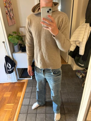 Merino hoodie - En varm hoodie i merino ull från vailent. Möjligen lite sliten i materialet och inte lika mjuk som när den köptes, men fungerar utmärkt trots det.  storlek S men passar XS bättre Hör av er vid funderingar! Pris kan diskuteras