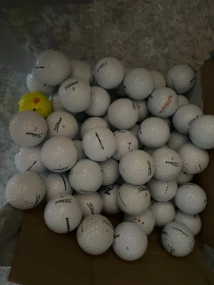 Titleist mix  - Titleist mix okej-fint skick minst köp av 50 bollar som blir 400kr 100 bollar får du för 650kr  . Perfekt för golfträning eller spel på banan.